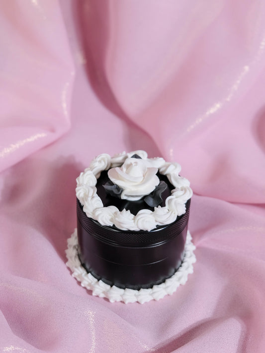 White Rosette Vintage Cake - Grinder