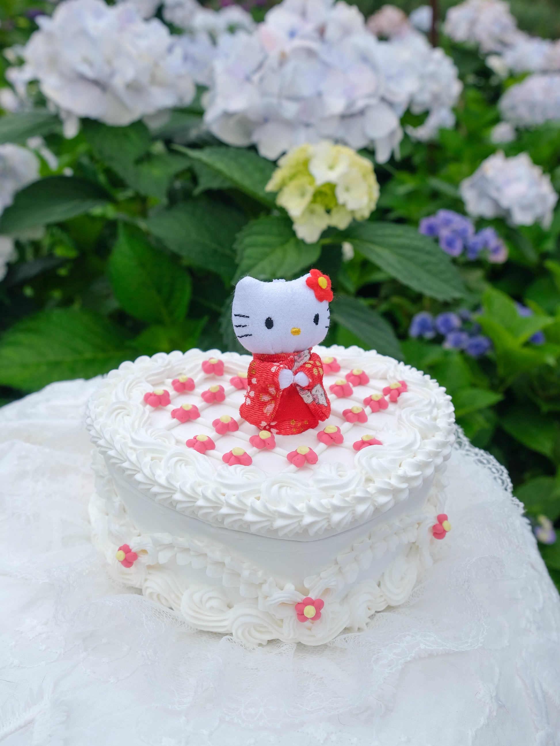hello kitty wedding cake